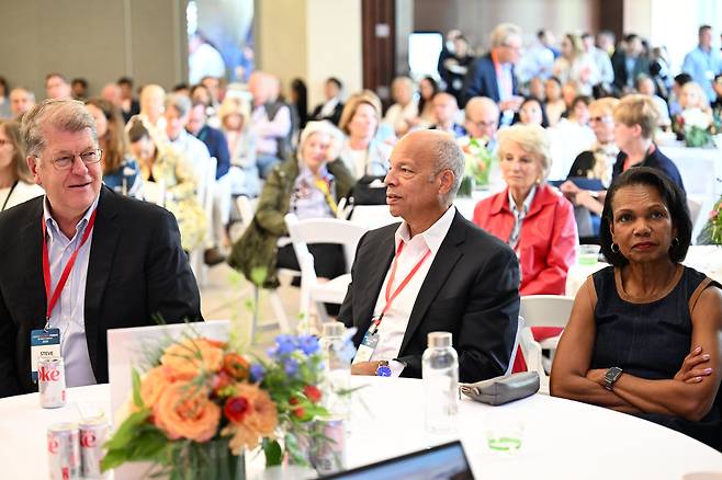 콘돌리자 라이스 전 국무장관이 18일 미국 콜로라도주 애스펀에서 열린 애스펀안보포럼에 참석해 패널 토론을 듣고 있다. /애스펀안보포럼