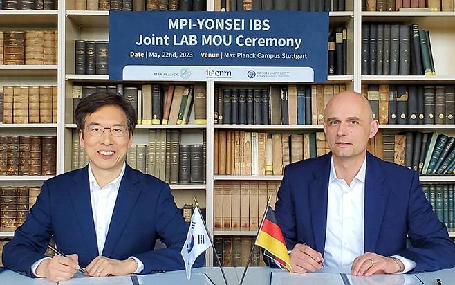 작년 5월 천진우 IBS 나노의학연구단장(왼쪽)과 요아킴 스파츠 막스플랑크 의학연구소장(오른쪽)이 업무협약을 체결하고 있다./IBS 제공