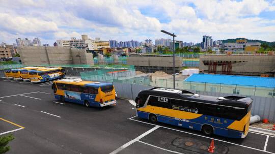 대전유성복합터미널 임시 승강장 뒤로 유성복합터미널 준공 사업이 한창이다. 김영태 기자