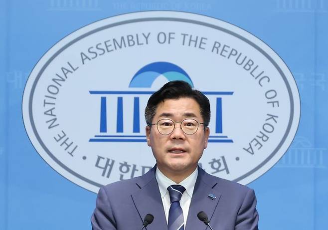 박찬대 더불어민주당 대표 후보가 17일 서울 여의도 국회 소통관에서 '내란 10적 등 제2의 5공 청문회 추진' 기자회견을 하고 있다.ⓒ뉴시스