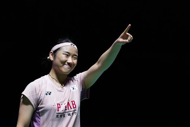 ‘셔틀콕 천재’ 안세영이 20일 열린 세계배드민턴연맹(BWF) 월드투어 일본오픈 정상에 올랐다. 사진은 18일 이 대회 8강전에서 천위페이를 꺾은 뒤 승리 세리머니를 하는 안세영. 도쿄=신화 뉴시스