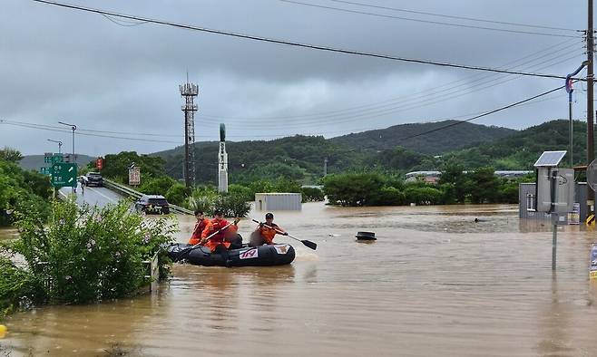19일 오후 경남 의령군 대의면에 집중호우가 내려 마을이 침수되자 소방대원들이 보트를 타고 고립된 마을 주민을 구조하고 있다. 연합뉴스.