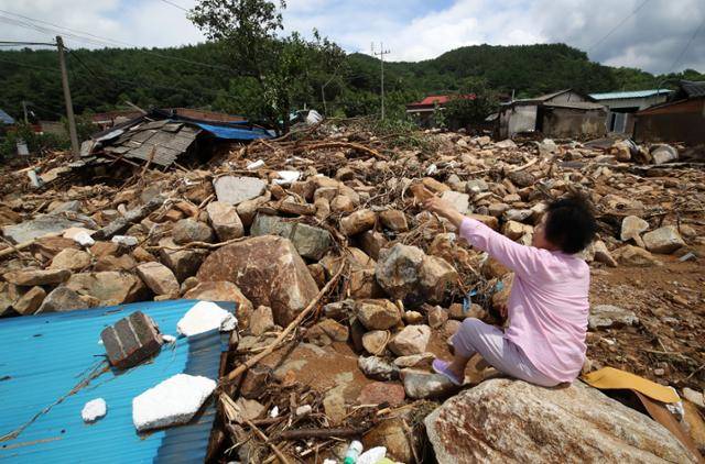 역대 최대 폭우와 산사태로 큰 피해를 입은 경남 산청군 외정마을에서 20일 한 주민이 산사태에 쓸려간 집터를 바라보고 있다. 뉴스1