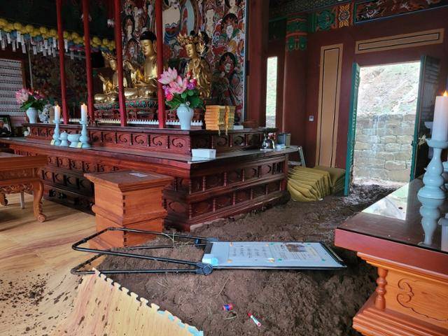 많은 비가 내린 19일 경남 산청군 율곡사 대웅전 건물 벽이 훼손돼 토사가 쏟아져 있다. 국가유산청 제공