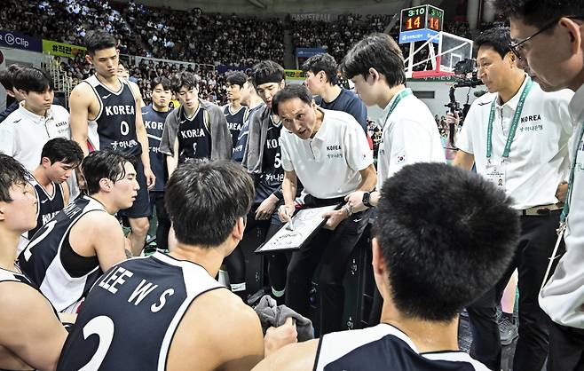 안준호 남자농구 대표팀 감독이 20일 안양정관장아레나에서 열린 2025 남자농구 국가대표 평가전 카타르와 경기 중 작전을 지시하고 있다. 사진=대한민국농구협회