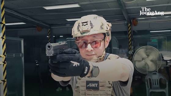 기자가 P10C 권총을 쏘고 있다. 멋진 폼과 달리 성적은 안 좋았다. 화면 캡처