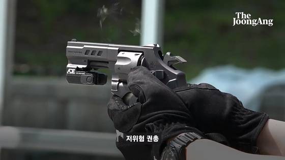 경찰이 보급을 준비 중인 저위험 권총. 이처럼 실린더가 돌아가 연발사격하는 리볼버다. 화면 캡처