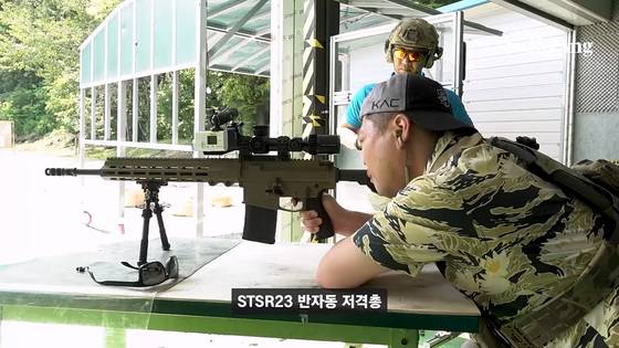태상호씨가 STSR23 반자동 저격총을 사격하고 있다. 화면 캡처