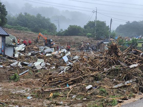 20일 오전 경남 산청군 산청읍 부리마을 산사태 현장에서 소방대원 등 관계자들이 실종자 수색 작업을 이어가고 있다. 뉴스1
