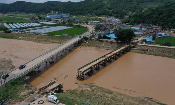 20일 경남 산청군 신안면 옛 문대교가 전날 내린 집중 호우로 파손돼 있다. 연합뉴스