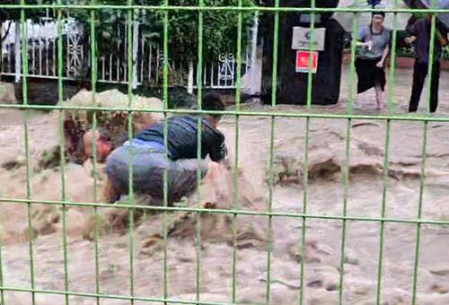 폭우가 쏟아진 지난 17일 오후 광주에서 최승일 씨가 맨홀에 빠진 한 노인을 구하고 있다. 연합뉴스