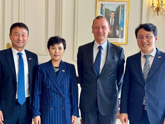 강금실 프랑스 특사단장과 한병도, 천준호 더불어민주당 의원 등 대통령 프랑스 특사단이 16일(현지시간) 프랑스 파리에서 에마뉘엘 본 프랑스 대통령실 외교수석을 만나 기념촬영을 하고 있다. 외교부