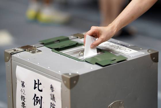 20일 일본 도쿄의 한 학교 체육관에 마련된 투표소에서 한 유권자가 참의원 선거 투표용지를 투표함에 넣고 있다. EPA=연합뉴스