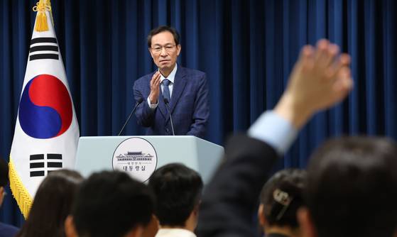 우상호 대통령실 정무수석이 20일 서울 용산구 대통령실청사에서 이진숙 교육부장관 후보지의 지명 철회를 밝힌 후 질문을 받고 있다. 대통령실사진기자단