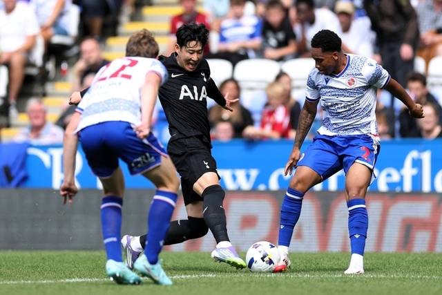 ▲ 토트넘 홋스퍼 FC 손흥민이 지난 19일(현지 시간) 셀렉트 카 리징 스타디움에서 열린 레딩 FC와 친선 경기에서 드리블을 시도하고 있다. 연합뉴스/로이터