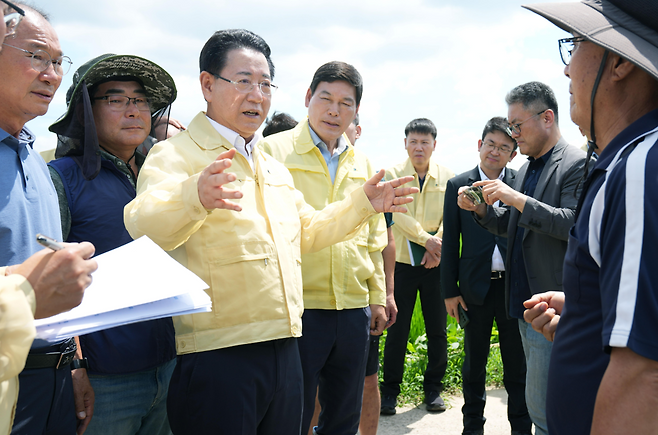 김영록 전남도지사가 20일 오후 담양 봉산면 딸기 육묘 시설 하우스 침수 피해 현장을 방문, 피해 상황을 점검하고 시설 조속 복구 등을 지시하고 있다. 전남도 제공