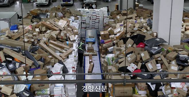 서울의 한 복합물류센터에 분류작업이 되지 않은 택배상자들이 쌓여 있다. 사진은 기사 내용과 직접적 관련 없음. 권도현 기자