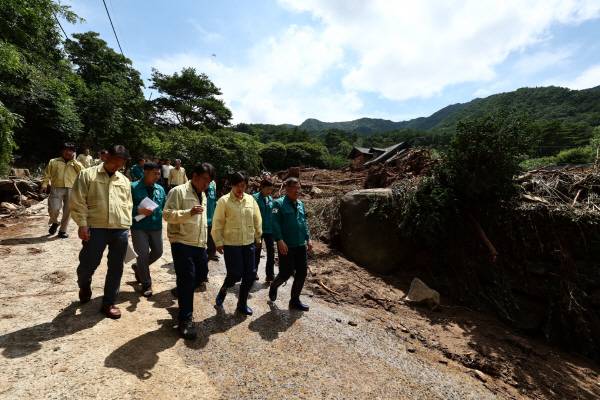 송미령 농림축산식품부 장관(앞줄 왼쪽에서 두 번째)이 20일 집중 호우 피해를 본 경남 산청군을 찾아 현황을 보고 받고 있다. 농식품부 제공