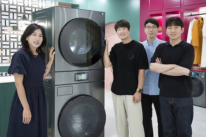 지난 16일 삼성전자 수원사업장에서 ‘비스포크 AI 원바디’ 개발에 참여한 직원들이 제품을 소개하고 있다. 왼쪽부터 삼성전자 이보람 이한얼 김현철 김도경 프로. 삼성전자 제공