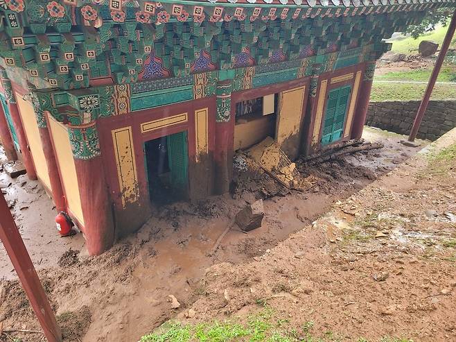 보물 산청 율곡사 대웅전 피해 모습. 국가유산청 제공