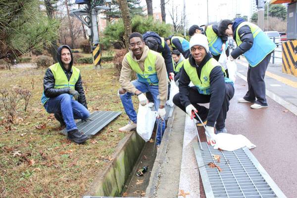 하나님의 교회 직장인청년봉사단 ASEZ WAO가 평택 이충레포츠공원에서 'Green Earth' 환경정화활동을 전개했다. 주한미군 회원들도 깨끗한 거리를 만드는 데 함께했다. 하나님의 교회 제공