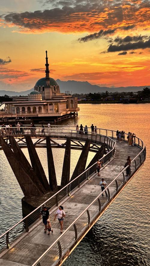 쿠칭 도심 다룰 하나 다리 일몰.