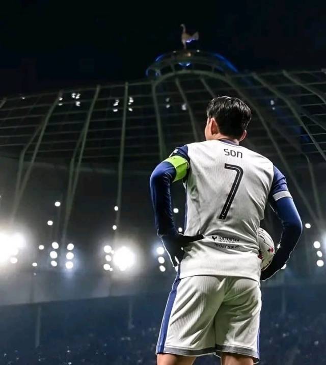 ‘트라이벌 풋볼’은 “손흥민이 먼저 이적을 요청한 건 아니다. 그러나 토트넘은 조건만 맞는다면 거래에 열려 있다. 그리고 이번이 거액의 이적료를 받을 수 있는 마지막 기회라고 판단하고 있다”며 “토트넘이 손흥민을 밀어내려는 건 아니다. 그러나 그의 전성기가 이미 지났다는 건 인정하고 있다”고 밝혔다. 사진=X