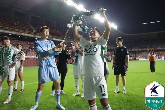 이승우(사진 오른쪽). 사진=한국프로축구연맹