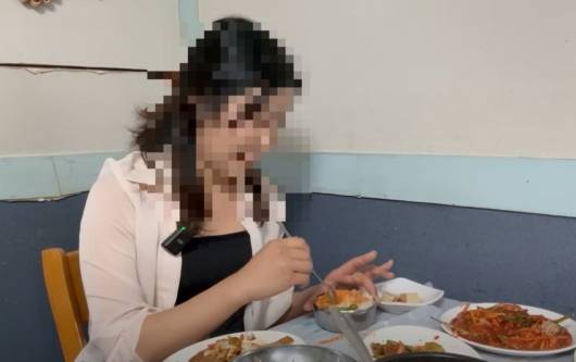 여수 맛집으로 알려진 식당이 혼자 식당을 찾은 여성 유튜버에게 무례한 태도를 보여 논란이 일었다. /사진= 유튜브 채널 '유난히 오늘'