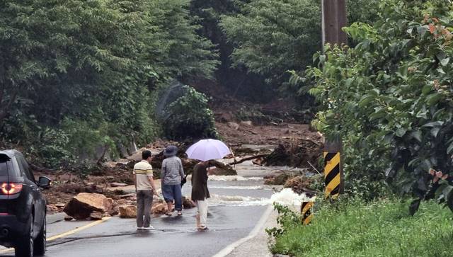 7월 19일 폭우와 산사태가 발생한 경남 산청군 한 도로에 돌과 나무 등이 쌓여 있다. 연합뉴스