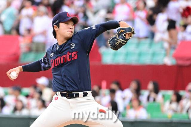 15일 오후 인천SSG랜더스필드에서 진행된 '2025 프로야구 KBO리그' 롯데-SSG의 경기.롯데 선발 이민석이 역투를 펼치고 있다./마이데일리