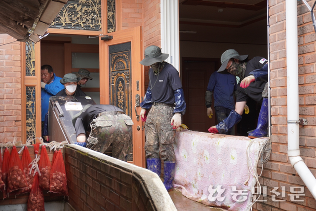 20일 오전 충남 예산군 고덕면 구만리 수해 피해 가정에서 군인들이 망가진 가전·가구를 빼내고 있다.