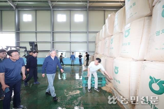 강호동 농협중앙회장이 20일 충남 아산 염치농협의 창고에서 침수 피해를 본 벼 톤백을 살펴보고 있다. 아산=김병진 기자