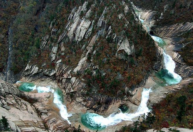 북한 노동당 기관지 노동신문은 16일 "우리나라 명산 금강산이 세계문화 및 자연유산으로 등록됐다"면서 "당의 주체적인 문화유산보호정책의 정당성과 생활력이 뚜렷이 확증됐다"고 선전했다.