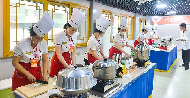 북한 노동당 기관지 노동신문은 19일 "전국 단고기 요리 경연이 조선요리협회 중앙위원회 주최로 지난 15~18일 여명거리에 있는 요리축전장에서 진행됐다"라고 보도했다.