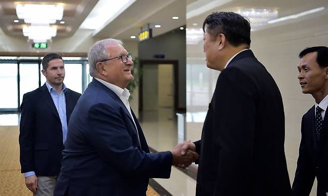 세계야구소프트볼연맹(WBSC) 리카르도 프라카리 회장(왼쪽)이 19일 북한을 방문해 박천종 체육성 부상과 악수하고 있다. 평양=AFP연합뉴스