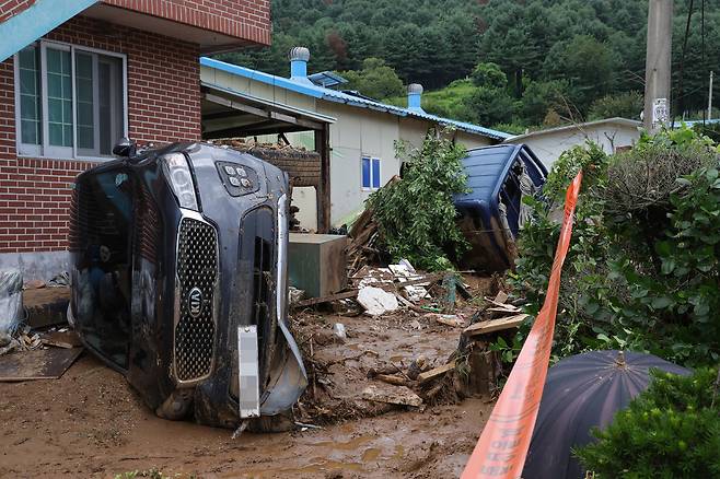 20일 오후 경기도 가평군 조종면에서 새벽 시간에 쏟아진 폭우로 산사태가 발생해 주택과 차량이 파손돼 있다. 가평=연합뉴스
