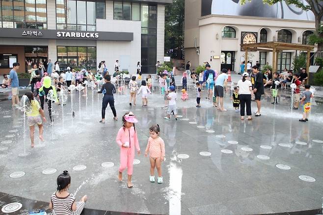 무더위를 식힐 수 있는 바닥분수와 그늘 정자, 평상. 서울관광재단 제공.