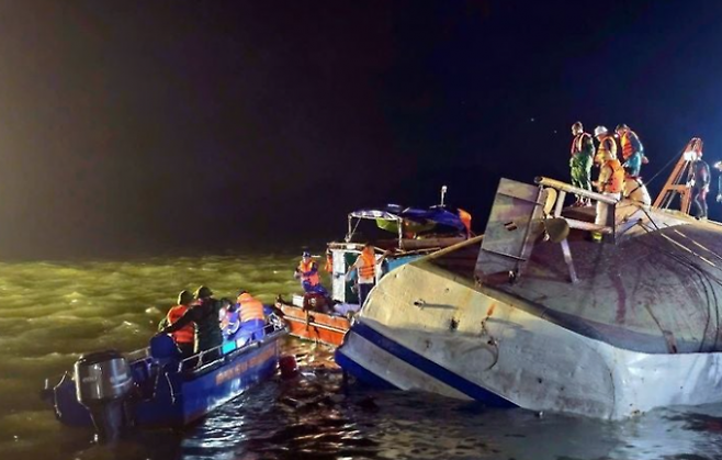 2025년 7월 19일 베트남 북부 하롱베이에서 유람선이 전복하는 사고가 발생했다. 구조대가 현장을 수색하는 모습. 신화 연합뉴스