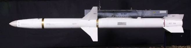 미국산 AGM-88 함(HARM) 대레이더 미사일 외형. 미 공군