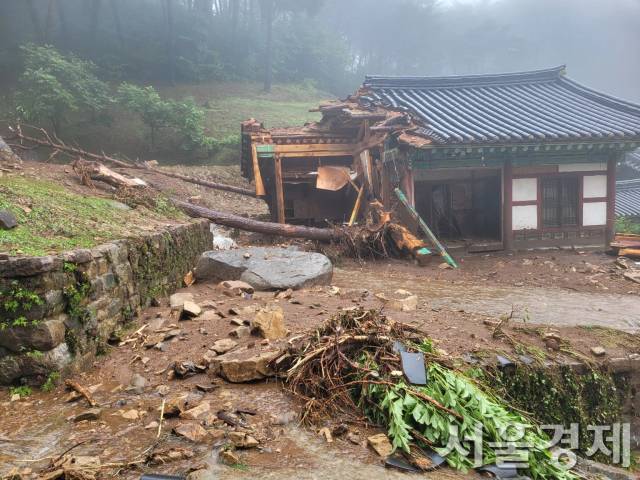 19일 산청 율곡사 대웅전이 산사태에 큰 피해를 입었다. 사진 제공=국가유산청