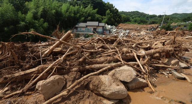 20일 오후 경남 산청군 산청읍 부리 내부마을이 전날 내린 폭우와 산사태로 파괴됐다. 연합뉴스