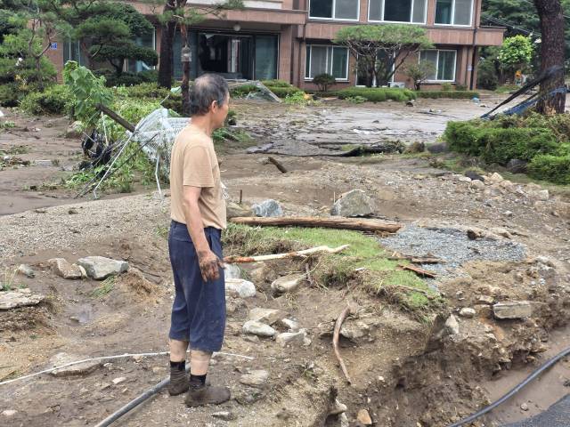 물폭탄에 망연자실한 주민 (가평=연합뉴스) 심민규 기자 = 20일 오후 경기도 가평군 조종면에서 한 주민이 새벽 시간에 쏟아진 폭우로 파손된 주택을 바라보고 있다. 2025.7.20 wildboar@yna.co.kr (끝) <저작권자(c) 연합뉴스, 무단 전재-재배포, AI 학습 및 활용 금지>