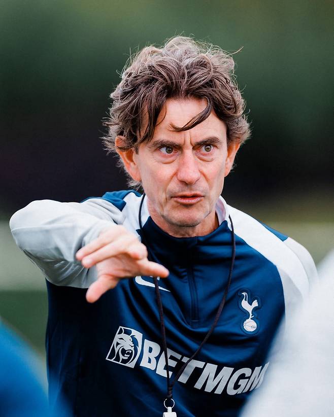 손흥민의 새 시즌 거취 이슈는 말끔히 해소되지 않았다. 토마스 프랑크 감독인 19일(한국시간) 홋스퍼웨이에서 끝난 공식 기자회견에서 “지금 우리와 함께 하고 있다”는 표현만 반복했을 뿐, 명쾌한 이야기는 없었다. 사진출처|토트넘 홋스퍼 페이스북