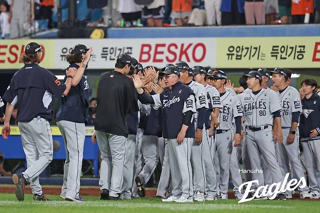 김경문 한화 감독이 선수들과 하이파이브를 하고 있다. 한화 이글스 제공