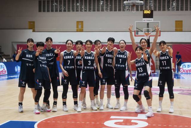 한국 여자농구 19세 이하 대표팀 선수들이 기념샷을 찍고 있다. /사진=FIBA 캡처