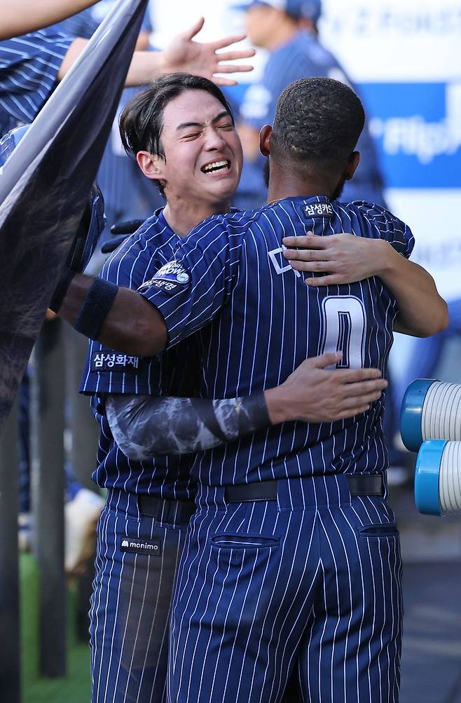 왼쪽부터 삼성 라이온즈 구자욱, 르윈 디아즈. 삼성 라이온즈