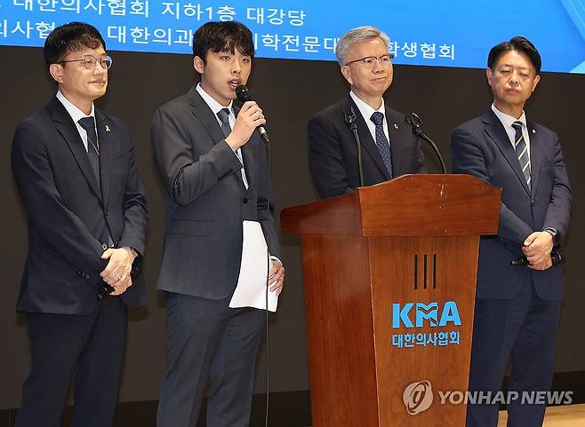 답변하는 이선우 비대위원장 (서울=연합뉴스) 서명곤 기자 = 12일 서울 용산구 대한의사협회에서 이선우 대한의과대학·의학전문대학원학생협회 비대위원장(왼쪽 두번째)이 박주민 국회 보건복지위원장, 김택우 대한의사협회장, 김영호 국회 교육위원장 등과 '의과대학 교육 정상화를 위한 공동 입장문'을 발표한 뒤 취재진의 질의에 답하고 있다. 2025.7.12 seephoto@yna.co.kr