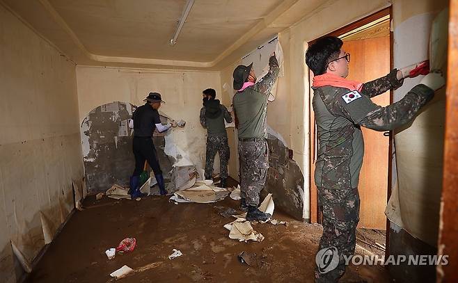 수해 복구 작업하는 군장병들 (광주=연합뉴스) 김도훈 기자 = 20일 광주 북구 신안동에서 육군 31사단 장병들이 침수 피해를 입은 가정의 벽지를 뜯어 내고 있다. 2025.7.20 superdoo82@yna.co.kr