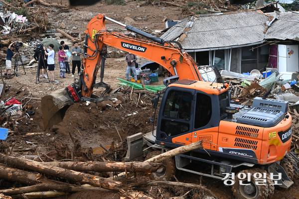 가평군 일대가 집중호우와 산사태로 인해 인명피해를 입는 등 큰 피해가 잇따랐다. 21일 수해 피해를 입은 가평군 곳곳에서 복구 작업이 진행되고 있다. 2025.7.21 /최은성기자 ces7198@kyeongin.com
